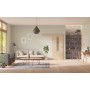 Front-Milieuansicht der vor der Wand laufenden GARANT Schiebetür Quer Authentic Achat GCK08 mit Lichtausschnitt LA-5 schlossseitig Sprosse SP10