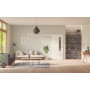 Front-Milieuansicht der vor der Wand laufenden GARANT Schiebetür 0105-60 Pearl White CePaL mit Lichtausschnitt LA-5 schlossseitig