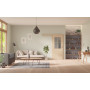 Front-Milieuansicht der vor der Wand laufenden GARANT Schiebetür Authentic Achat GCK08 mit Lichtausschnitt LA-6 Sprosse SP0