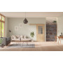 Front-Milieuansicht der vor der Wand laufenden GARANT Schiebetür Authentic Risseiche GCK08 mit Lichtausschnitt LA-6 Sprosse SP1