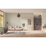 Front-Milieuansicht der vor der Wand laufenden GARANT Schiebetür Authentic Akazie GCK08 mit Lichtausschnitt LA-6 Sprosse SP4