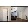 Linea 01 Weißlack Premium Schiebetür in der Wand laufend im Wohnbereich