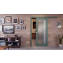 Front-Milieuansicht der vor der Wand laufenden CLASSEN Schiebetür Frame 5.6 Uni Green Dekorfolie mit Lichtausschnitt