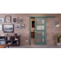 Front-Milieuansicht der vor der Wand laufenden CLASSEN Schiebetür Frame 5.7 Uni Green Dekorfolie mit Lichtausschnitt