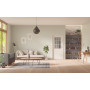 Front-Milieuansicht der in der Wand laufenden GARANT Schiebetür 0160-60 Silver Grey CePaL mit Lichtausschnitt LA-6 Sprosse SP2
