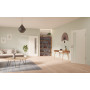 Main-Milieuansicht der vor der Wand laufenden GARANT Schiebetür 0105-60 Pearl White CePaL mit Lichtausschnitt LA-4 schlossseitig