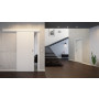 Linea 01 Weißlack Premium Schiebetür vor der Wand laufend im Wohnbereich