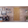 Front-Milieuansicht der vor der Wand laufenden HÖRMANN Schiebetür Natureiche Duradecor ProLine 