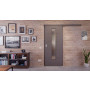 Front-Milieuansicht der vor der Wand laufenden HÖRMANN Schiebetür Groove 14 Staubgrau RAL 7037 Lack DesignLine mit Lichtausschnitt LA 24 mittig