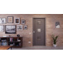 Front-Milieuansicht der in der Wand laufenden HÖRMANN Schiebetür Groove 16 Staubgrau RAL 7037 Lack DesignLine mit Lichtausschnitt LA 10