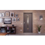 Front-Milieuansicht der in der Wand laufenden HÖRMANN Schiebetür Groove 16 Staubgrau RAL 7037 Lack DesignLine mit Lichtausschnitt LA 24 mittig