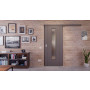 Front-Milieuansicht der vor der Wand laufenden HÖRMANN Schiebetür Groove 16 Staubgrau RAL 7037 Lack DesignLine mit Lichtausschnitt LA 24 mittig