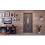 Front-Milieuansicht der in der Wand laufenden HÖRMANN Schiebetür Groove 20 Staubgrau RAL 7037 Lack DesignLine mit Lichtausschnitt LA 24 mittig