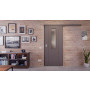 Front-Milieuansicht der vor der Wand laufenden HÖRMANN Schiebetür Groove 20 Staubgrau RAL 7037 Lack DesignLine mit Lichtausschnitt LA 4 mittig