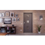 Front-Milieuansicht der in der Wand laufenden HÖRMANN Schiebetür Groove 23 Staubgrau RAL 7037 Lack DesignLine mit Lichtausschnitt LA 10
