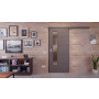 Front-Milieuansicht der vor der Wand laufenden HÖRMANN Schiebetür Groove 27 Staubgrau RAL 7037 Lack DesignLine mit Lichtausschnitt LA 24 schlossseitig