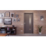 Front-Milieuansicht der in der Wand laufenden HÖRMANN Schiebetür Groove 31 Staubgrau RAL 7037 Lack DesignLine mit Lichtausschnitt LA 24 bandseitig