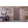 Front-Milieuansicht der vor der Wand laufenden HÖRMANN Schiebetür Groove 31 Staubgrau RAL 7037 Lack DesignLine