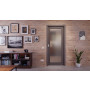 Front-Milieuansicht der in der Wand laufenden HÖRMANN Schiebetür Groove 34 Staubgrau RAL 7037 Lack DesignLine mit Lichtausschnitt LA 27