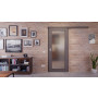 Front-Milieuansicht der vor der Wand laufenden HÖRMANN Schiebetür Groove 34 Staubgrau RAL 7037 Lack DesignLine mit Lichtausschnitt LA 27