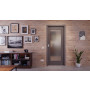 Front-Milieuansicht der in der Wand laufenden HÖRMANN Schiebetür Groove 50 Staubgrau RAL 7037 Lack DesignLine mit Lichtausschnitt LA 8