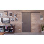 Front-Milieuansicht der vor der Wand laufenden HÖRMANN Schiebetür Groove 51 Staubgrau RAL 7037 Lack DesignLine