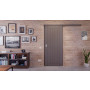 Front-Milieuansicht der vor der Wand laufenden HÖRMANN Schiebetür Groove 54 Staubgrau RAL 7037 Lack DesignLine