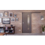 Front-Milieuansicht der vor der Wand laufenden HÖRMANN Schiebetür Groove 78 Staubgrau RAL 7037 Lack DesignLine mit Lichtausschnitt LA 24 bandseitig
