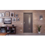 Front-Milieuansicht der in der Wand laufenden HÖRMANN Schiebetür Groove 85 Staubgrau RAL 7037 Lack DesignLine mit Lichtausschnitt LA 24 bandseitig