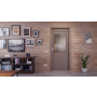 Front-Milieuansicht der in der Wand laufenden LEBO Schiebetür Cotton Like Taupe Versio mit Lichtausschnitt LA 7