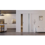 Front-Milieuansicht der vor der Wand laufenden HÖRMANN Schiebetür Pure 1 Eiche Weiß Duradecor DesignLine mit Lichtausschnitt Bandseite