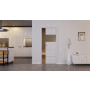 Front-Milieuansicht der in der Wand laufenden HÖRMANN Schiebetür Pure 2 Eiche Weiß Duradecor DesignLine mit Lichtausschnitt quer mit bündiger Lisene Steel 80-7