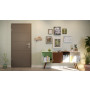 Front-Milieuansicht von HÖRMANN Wohnungseingangstür Groove 93 Staubgrau RAL 7037 Lack DesignLine