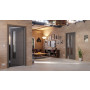 Main-Milieuansicht der in der Wand laufenden HÖRMANN Schiebetür Groove 27 Staubgrau RAL 7037 Lack DesignLine mit Lichtausschnitt LA 24 schlossseitig