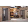 Main-Milieuansicht der vor der Wand laufenden HÖRMANN Schiebetür Groove 27 Staubgrau RAL 7037 Lack DesignLine mit Lichtausschnitt LA 24 schlossseitig