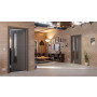 Main-Milieuansicht der in der Wand laufenden HÖRMANN Schiebetür Groove 29 Staubgrau RAL 7037 Lack DesignLine mit Lichtausschnitt LA 24 schlossseitig