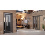 Main-Milieuansicht der vor der Wand laufenden HÖRMANN Schiebetür Groove 34 Staubgrau RAL 7037 Lack DesignLine mit Lichtausschnitt LA 27