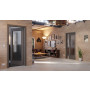 Main-Milieuansicht der in der Wand laufenden HÖRMANN Schiebetür Groove 50 Staubgrau RAL 7037 Lack DesignLine mit Lichtausschnitt LA 8