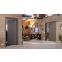 Main-Milieuansicht der vor der Wand laufenden HÖRMANN Schiebetür Groove 54 Staubgrau RAL 7037 Lack DesignLine
