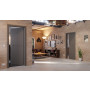 Main-Milieuansicht der in der Wand laufenden HÖRMANN Schiebetür Groove 56 Staubgrau RAL 7037 Lack DesignLine