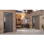 Main-Milieuansicht der vor der Wand laufenden HÖRMANN Schiebetür Groove 56 Staubgrau RAL 7037 Lack DesignLine