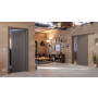 Main-Milieuansicht der vor der Wand laufenden HÖRMANN Schiebetür Groove 88 Staubgrau RAL 7037 Lack DesignLine
