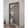 CloseUp-Milieuansicht von HÖRMANN Wohnungseingangstür Groove 78 Staubgrau RAL 7037 Lack DesignLine
