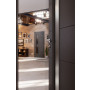 CloseUp-Milieuansicht von HÖRMANN Innentür Groove 15 Staubgrau RAL 7037 Lack DesignLine mit Lichtausschnitt LA 24 schlossseitig