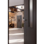 CloseUp-Milieuansicht von HÖRMANN Innentür Groove 20 Staubgrau RAL 7037 Lack DesignLine mit Lichtausschnitt LA 4 mittig