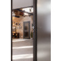 CloseUp-Milieuansicht von HÖRMANN Innentür Groove 27 Staubgrau RAL 7037 Lack DesignLine mit Lichtausschnitt LA 27