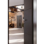 CloseUp-Milieuansicht von HÖRMANN Innentür Groove 31 Staubgrau RAL 7037 Lack DesignLine mit Lichtausschnitt LA 24 bandseitig