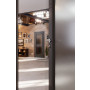 CloseUp-Milieuansicht von HÖRMANN Innentür Groove 50 Staubgrau RAL 7037 Lack DesignLine mit Lichtausschnitt LA 8