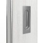 Detailansicht der Oberfläche von GARANT Feuchtraum-Schiebetür Authentic Grigio GCK08 mit Lichtausschnitt LA-4 schlossseitig