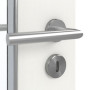 Detailansicht der Oberfläche von GARANT Feuchtraumtür Authentic Bianco GCK08 mit Lichtausschnitt LA-6